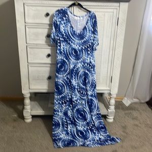 Maxi dress. Large, tall, but runs big.